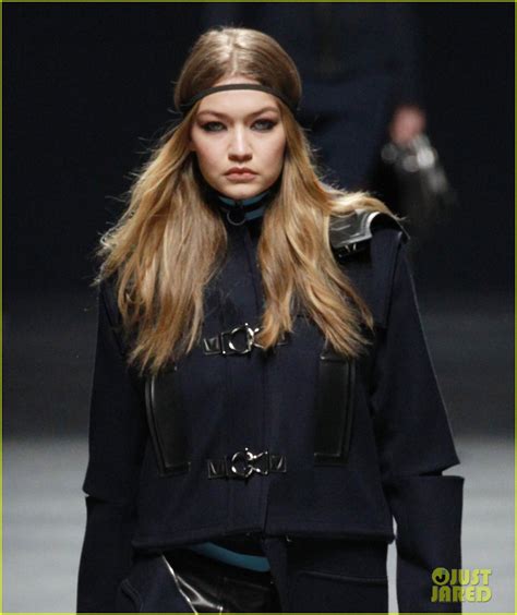 Gigi Hadid Has Wardrobe Malfunction on Versace Runway,。